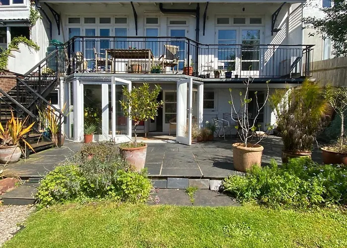 Clifton Garden Flat With Parking